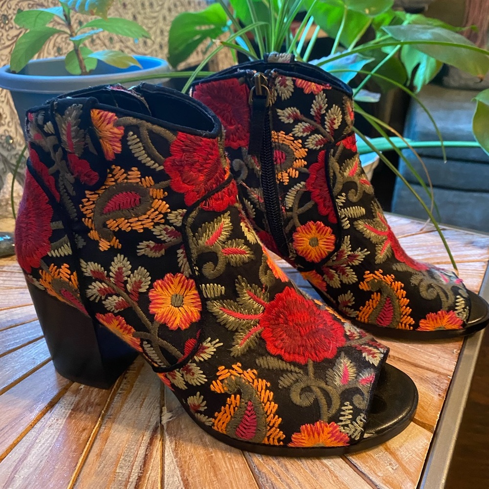 NWOT Beautiful floral embroidered peep toe booties.